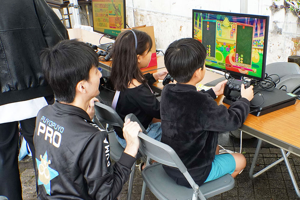 eスポーツブースで体験する子どもたちの画像