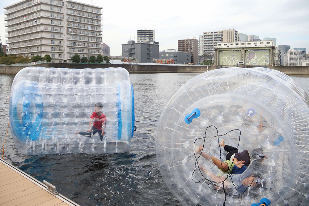 水中アクティビティを楽しむ参加者の画像