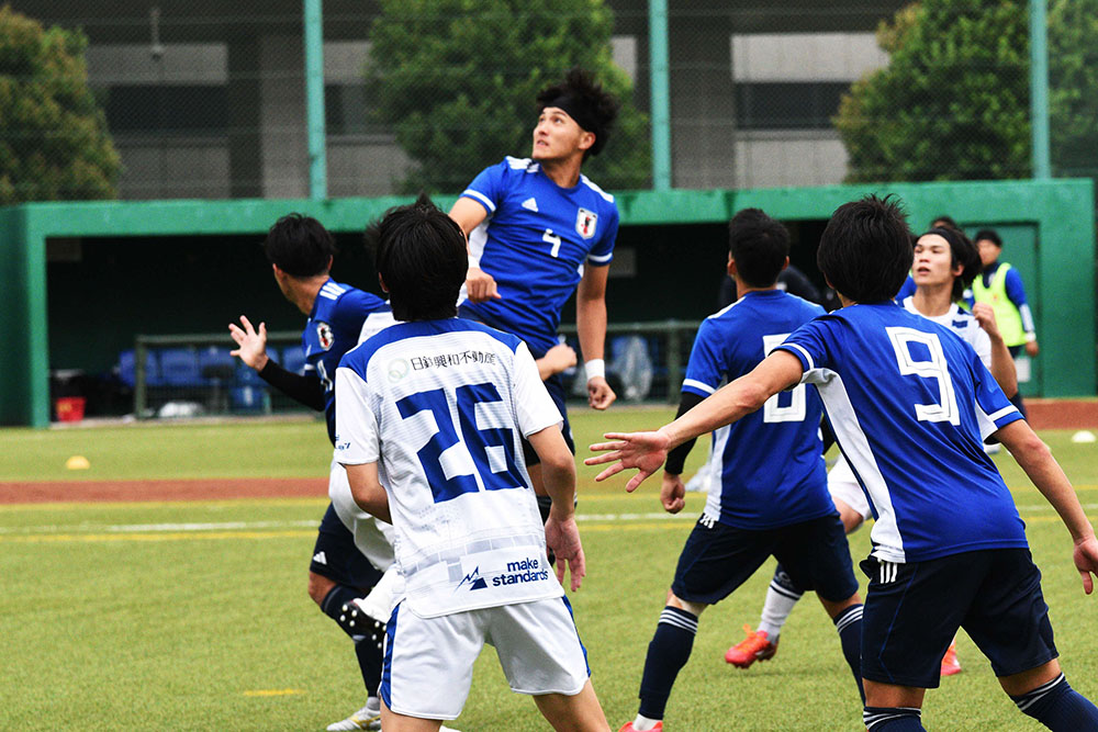 サッカーの試合の様子