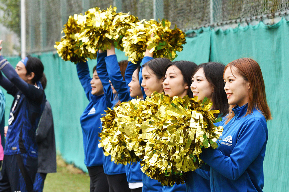 試合を見守るチアリーダーの様子