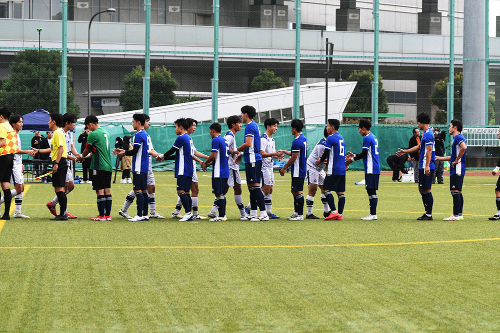 試合終了にともない互いの健闘を称える選手たちの画像