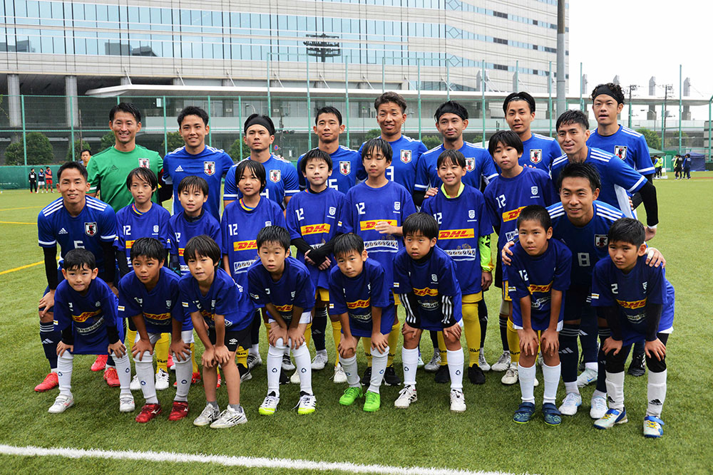 代表選手とエスコートキッズの集合写真