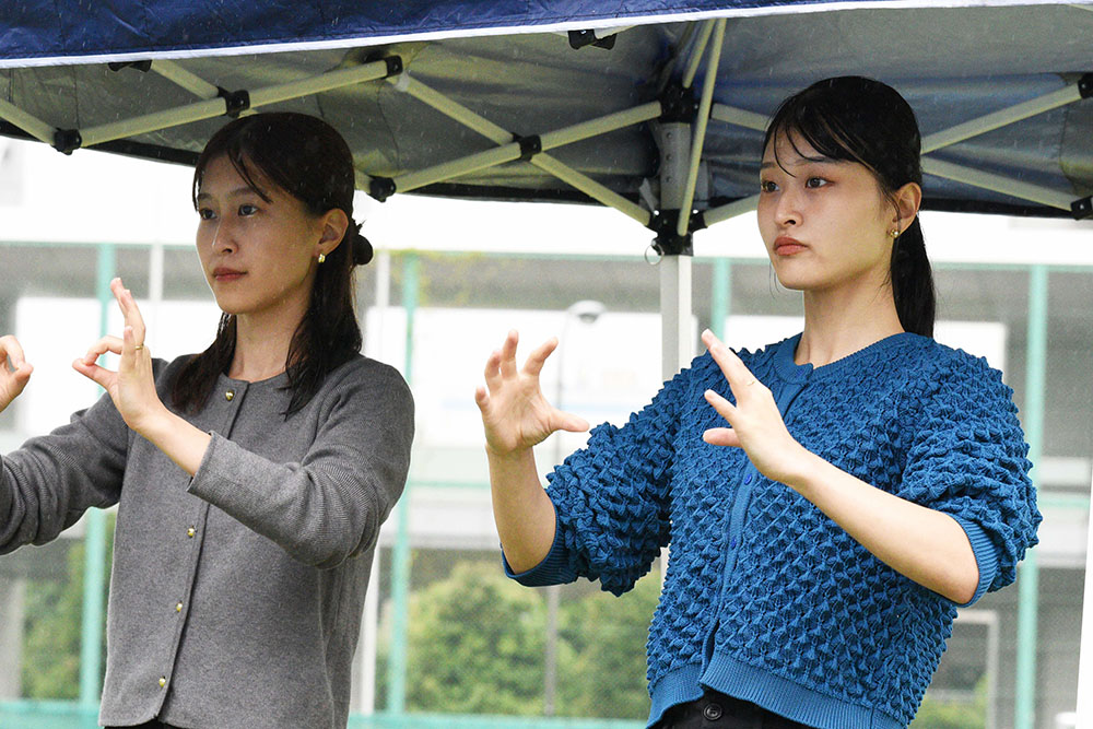 手話による国家斉唱の様子