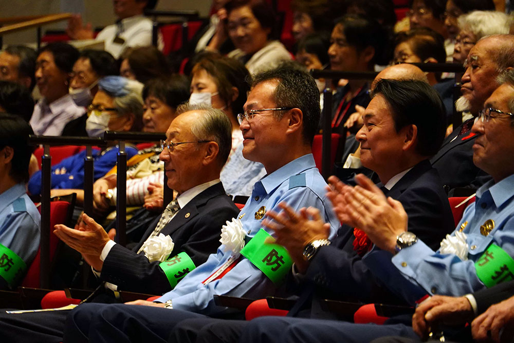 客席からの拍手の画像