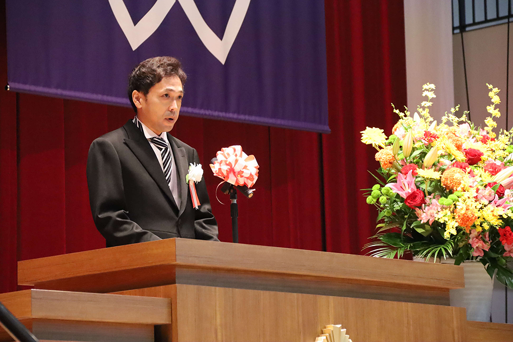 萩原校長が式辞を述べている写真