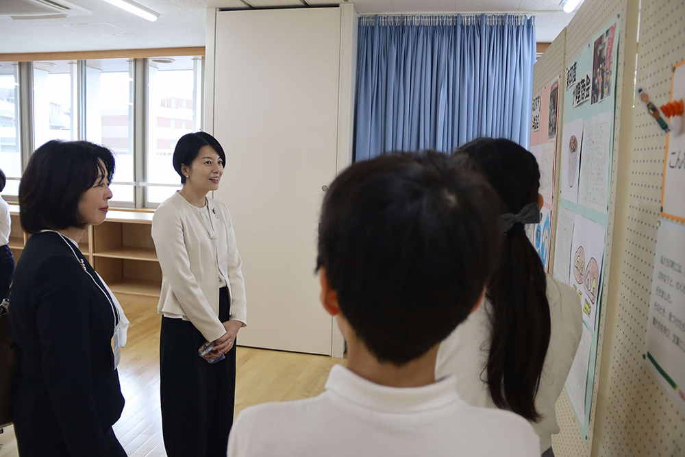 児童に案内される区長と教育長の写真