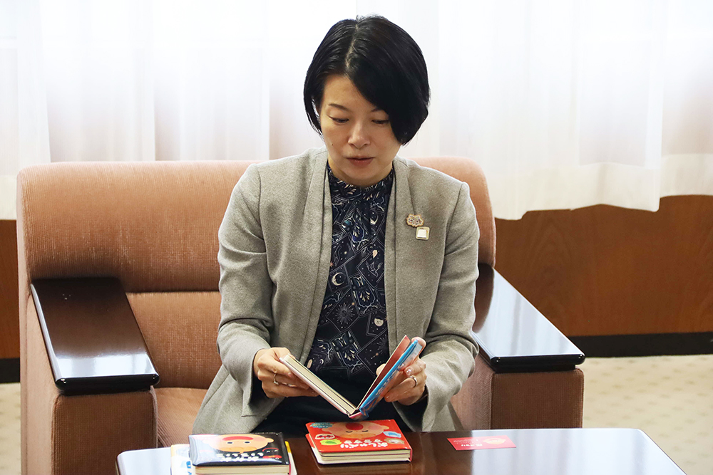絵本を読む森澤区長