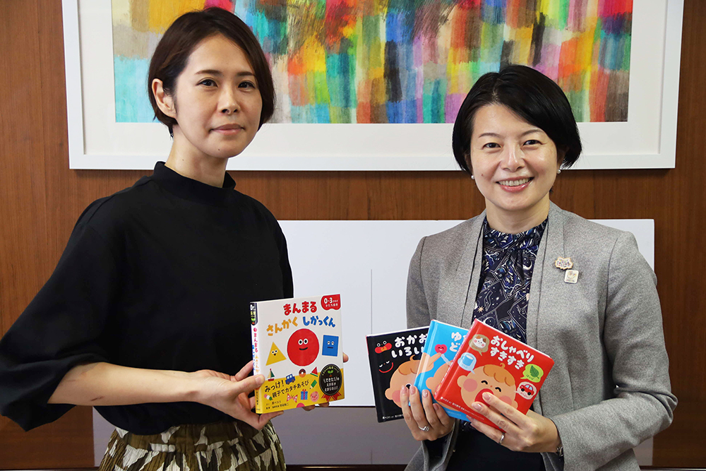 絵本を持つ原ペコリさんと森澤区長