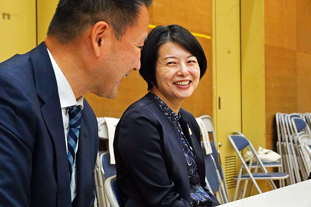 校長と懇談する森澤区長