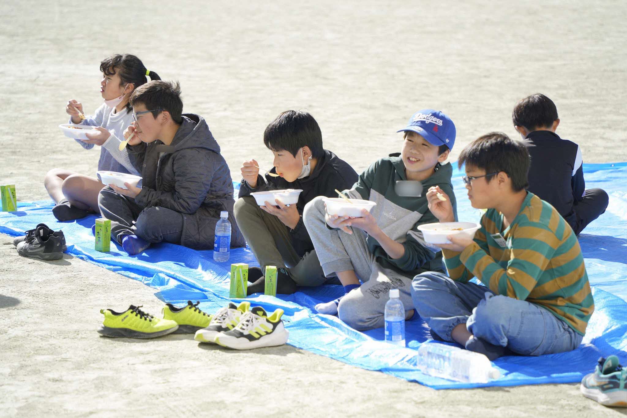 小学生　食べる様子