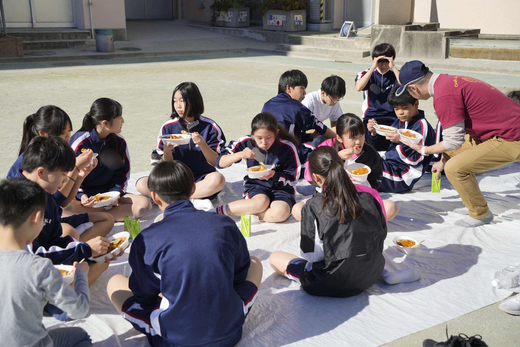 中学生　食べる様子