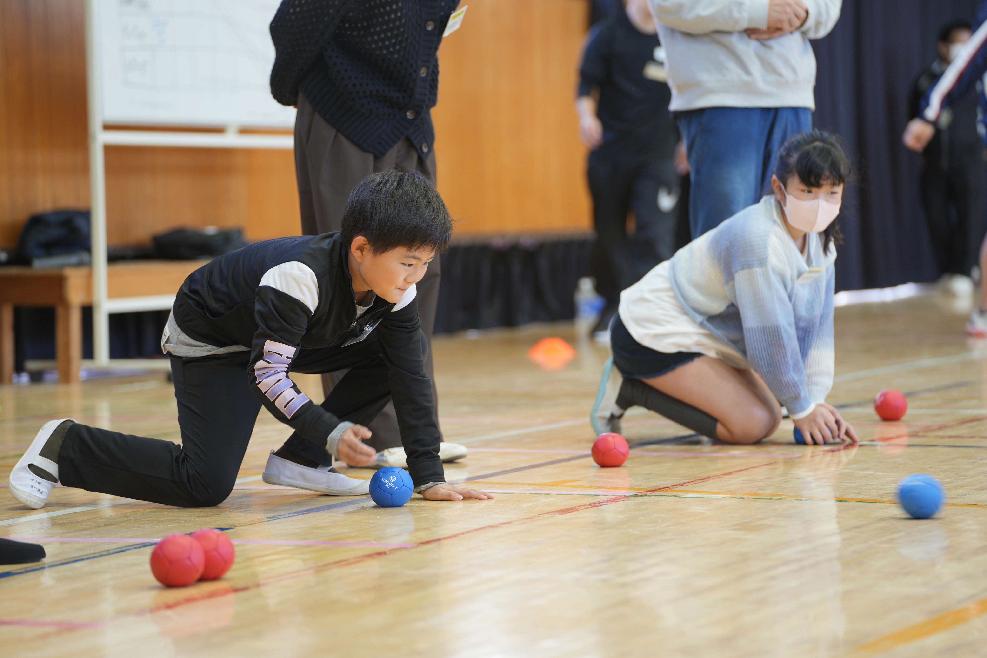 ボッチャ　狙いを定める様子