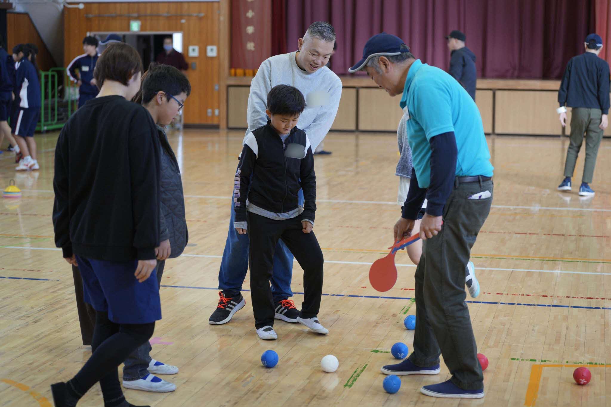 ボッチャ　得点を数える様子