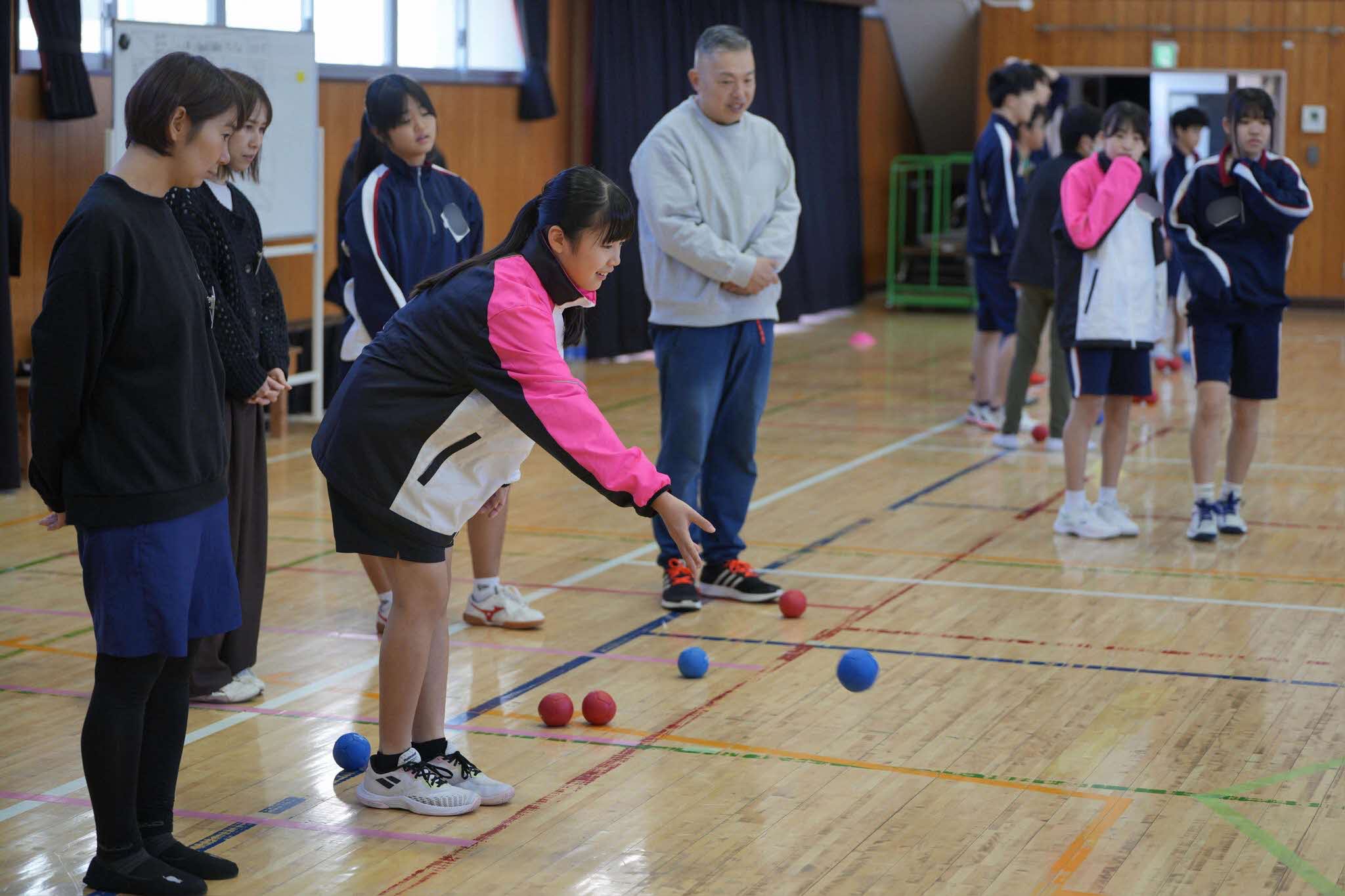 ボッチャ　投げる様子