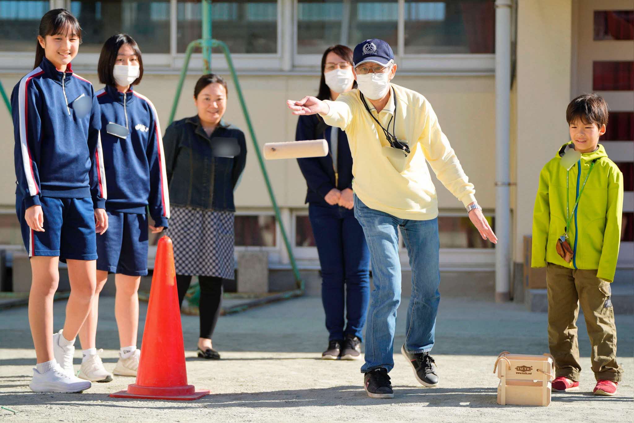 モルック　大人が投げる様子