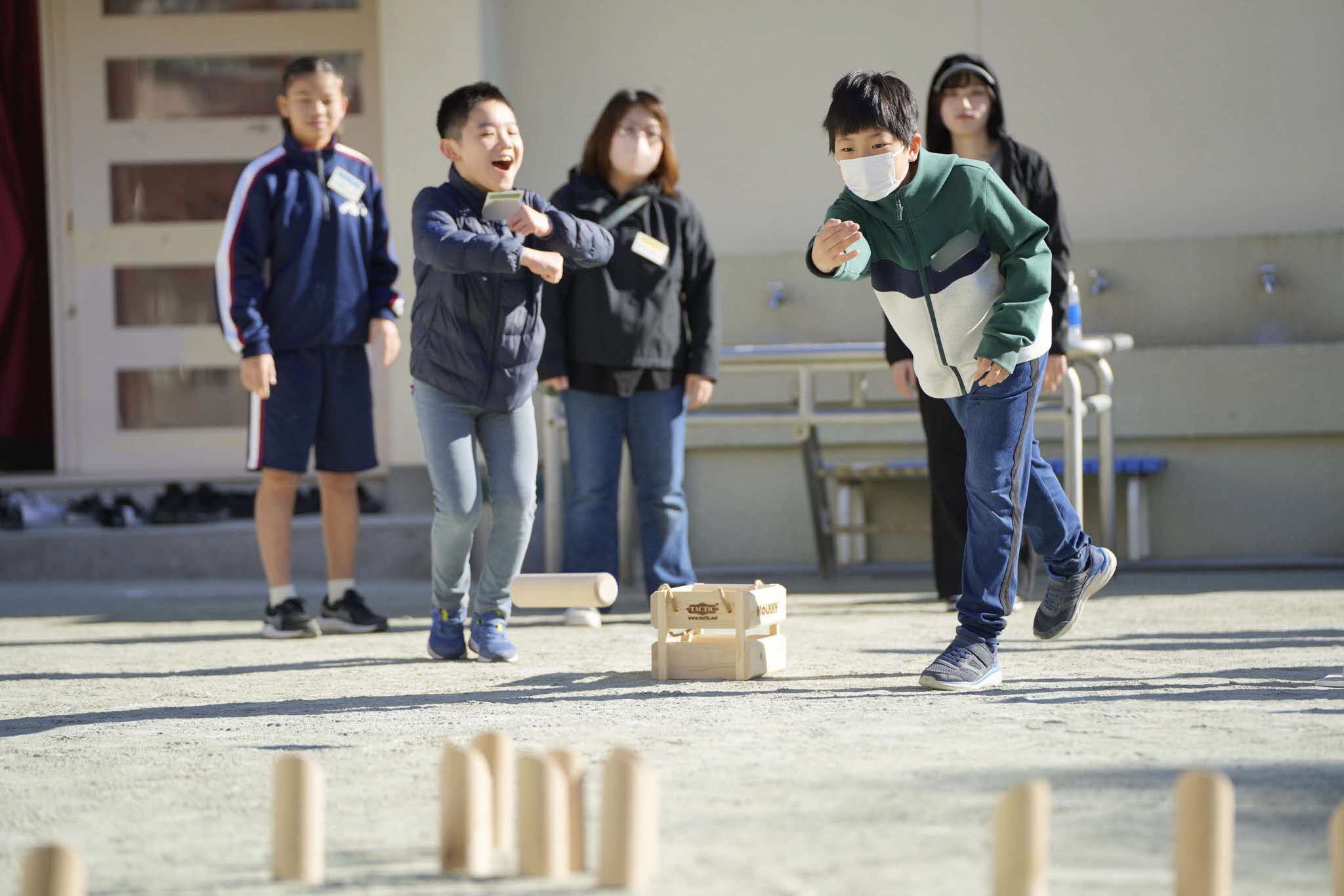 モルック　小学生が投げる様子