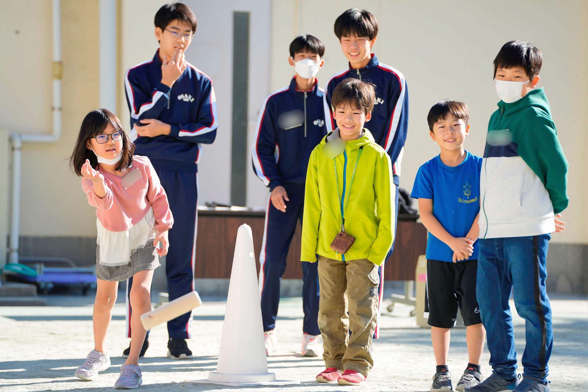 モルック　小学生が投げる様子