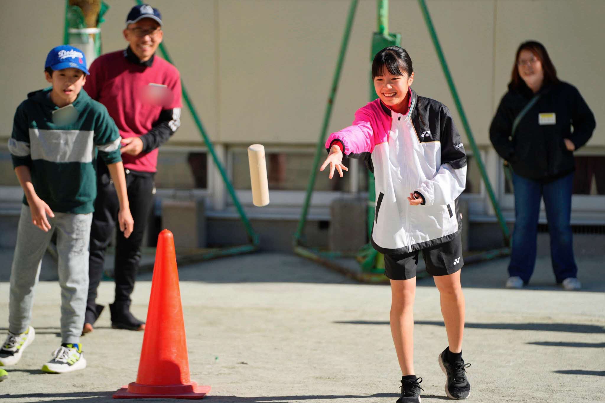 モルック　中学生が投げる様子