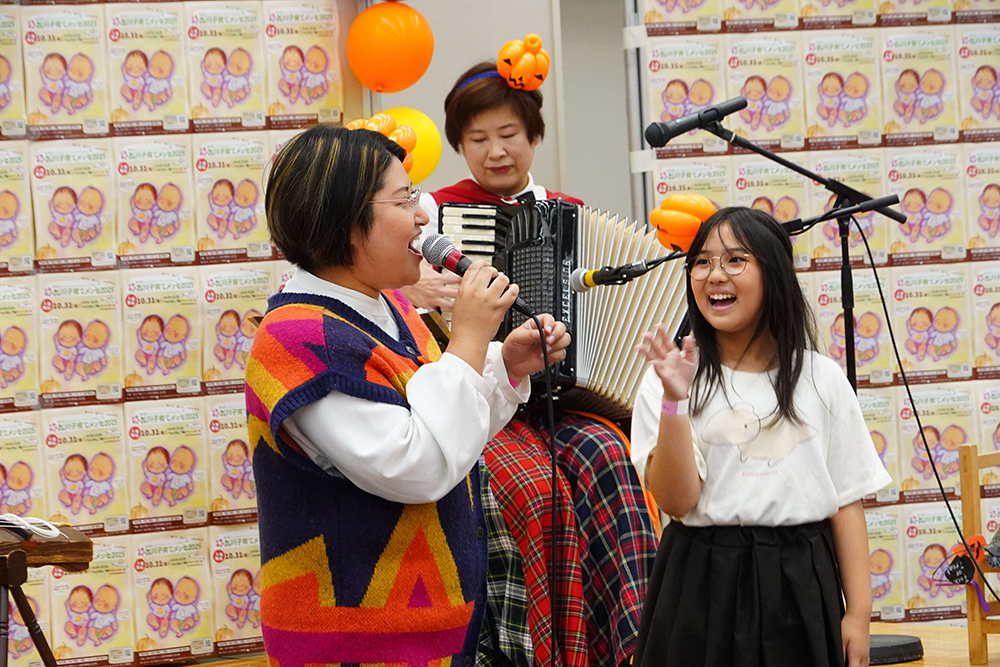 ステージ上で発表をしている参加者の写真