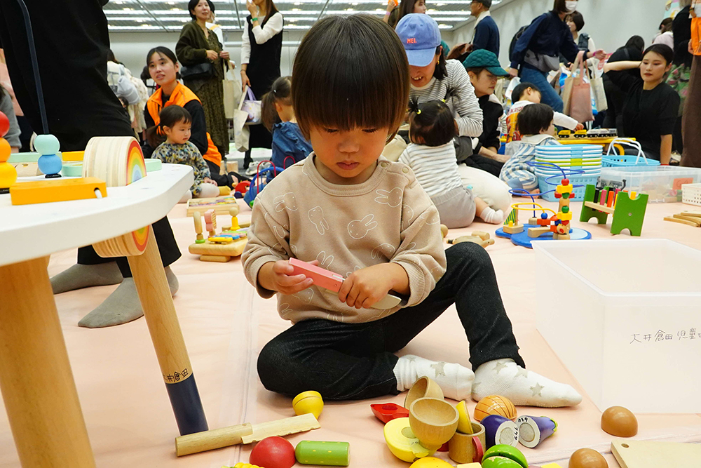 おもちゃで遊ぶ子どもの写真