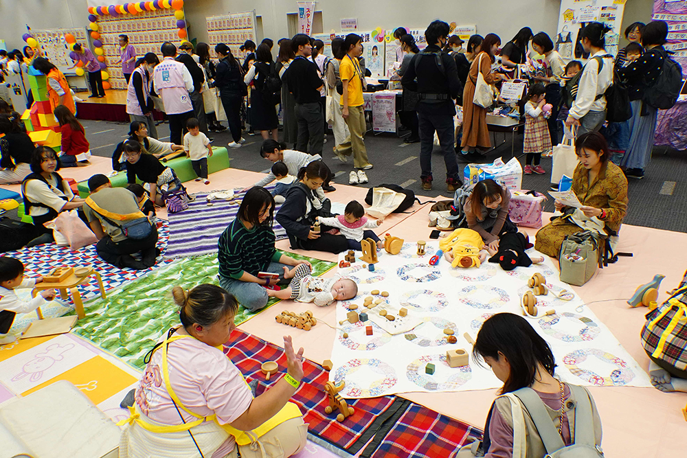 木製のおもちゃで遊ぶ子どもたちの写真