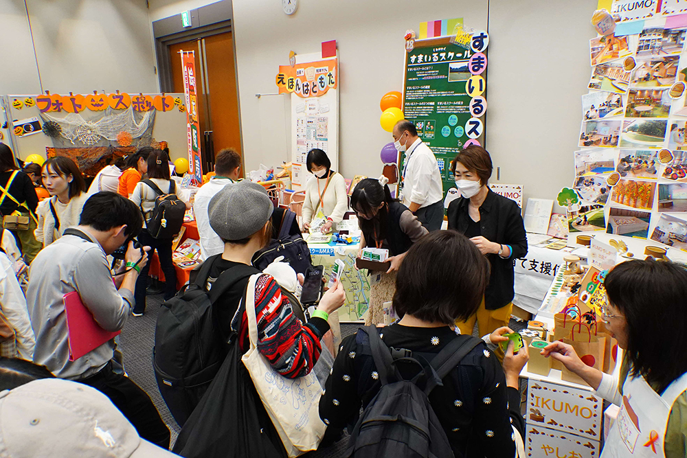 ブースに集まる参加者の写真