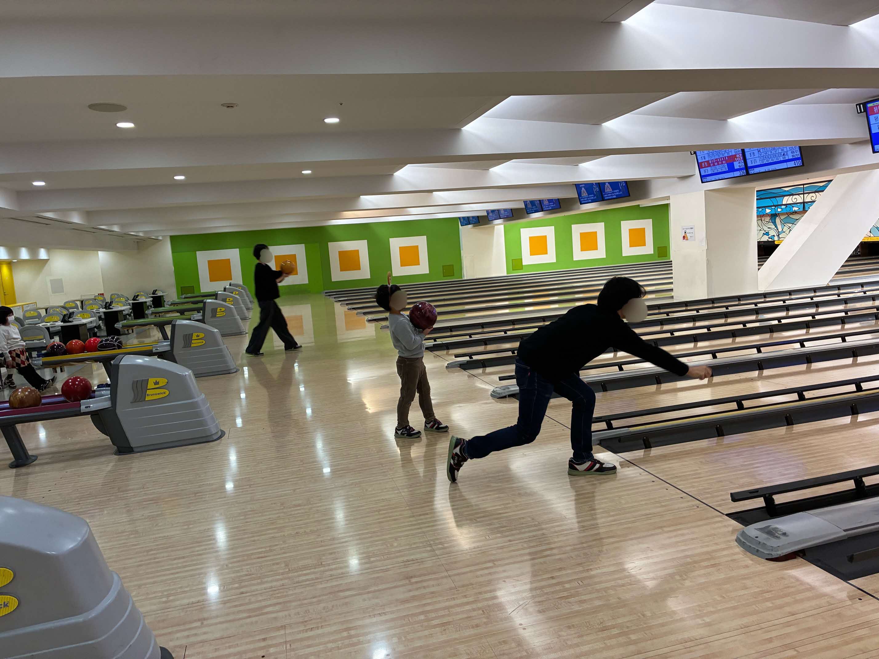 参加者がボウリングの練習投球をしている様子