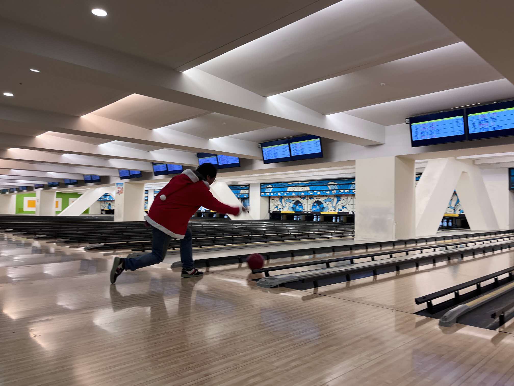 サンタクロースに扮した地区委員による始球式の写真