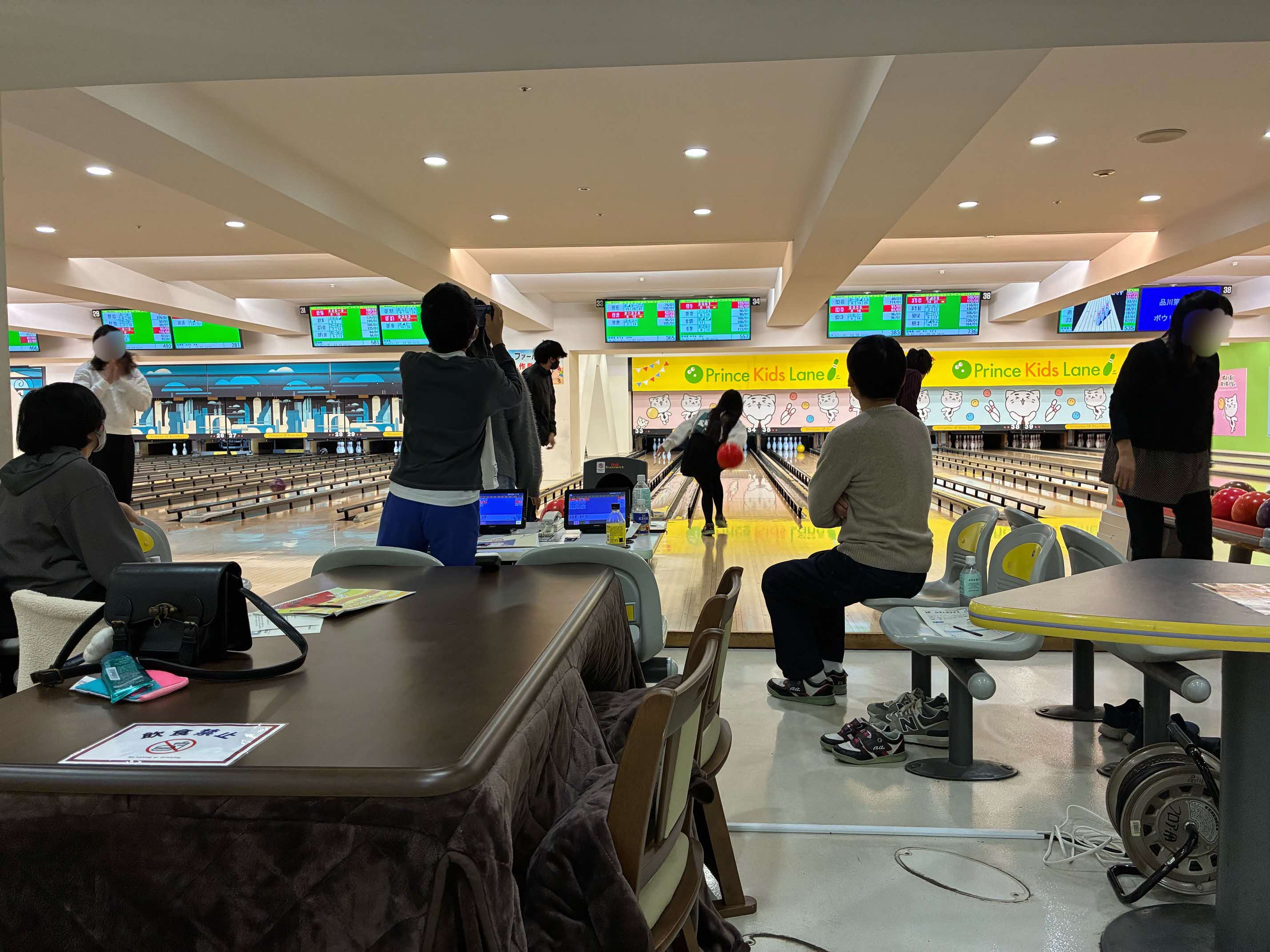 参加者がプレイヤーを応援している写真