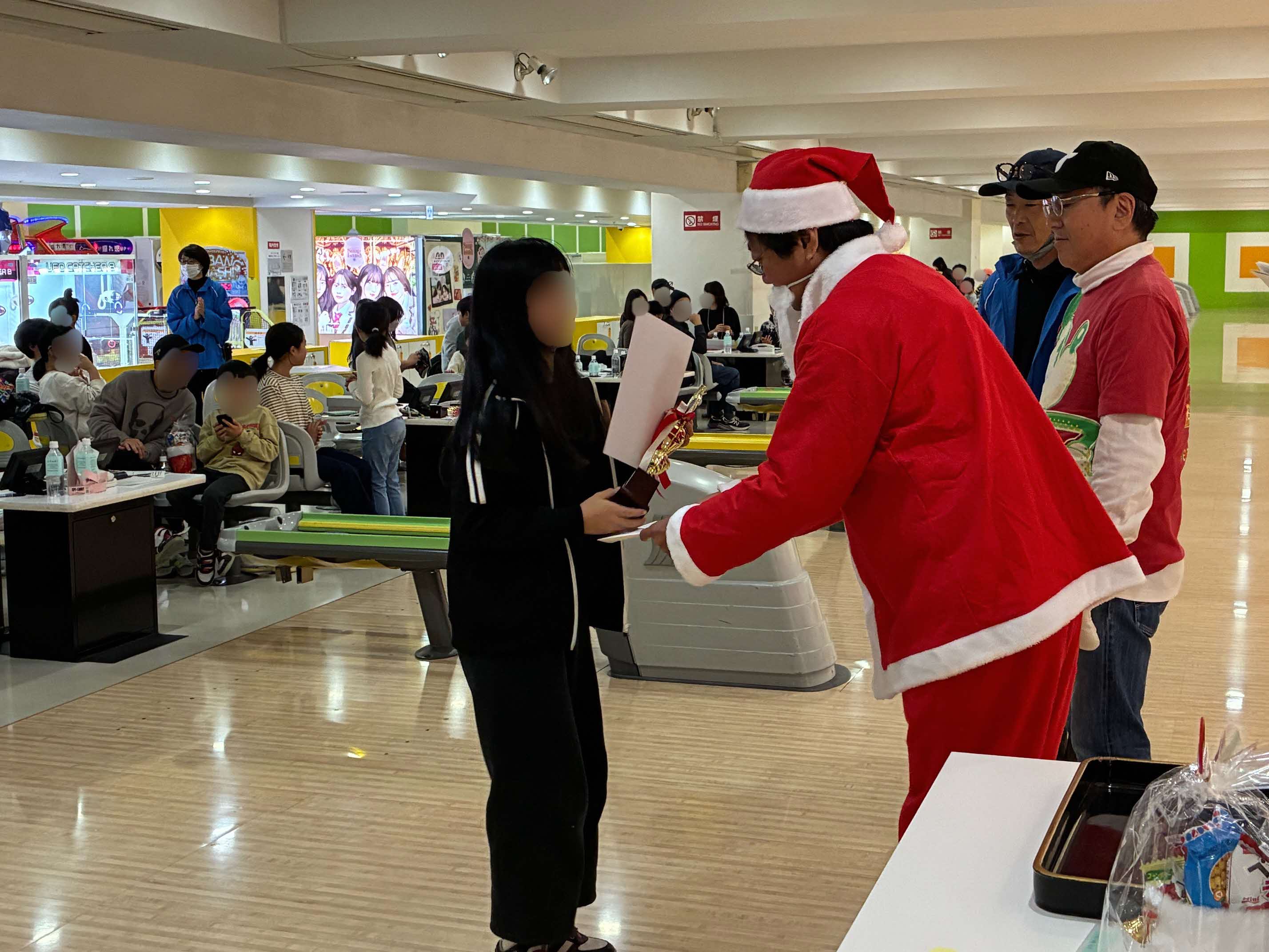 高学年の部の優勝者を表彰している写真