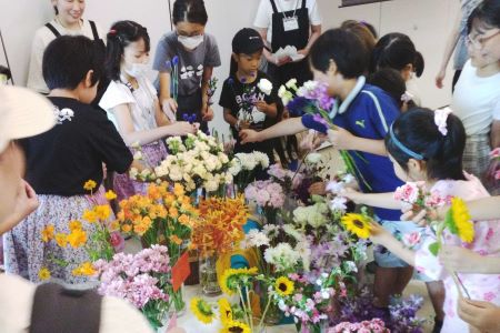 エシカルカフェ第2回_花を選ぶ参加者