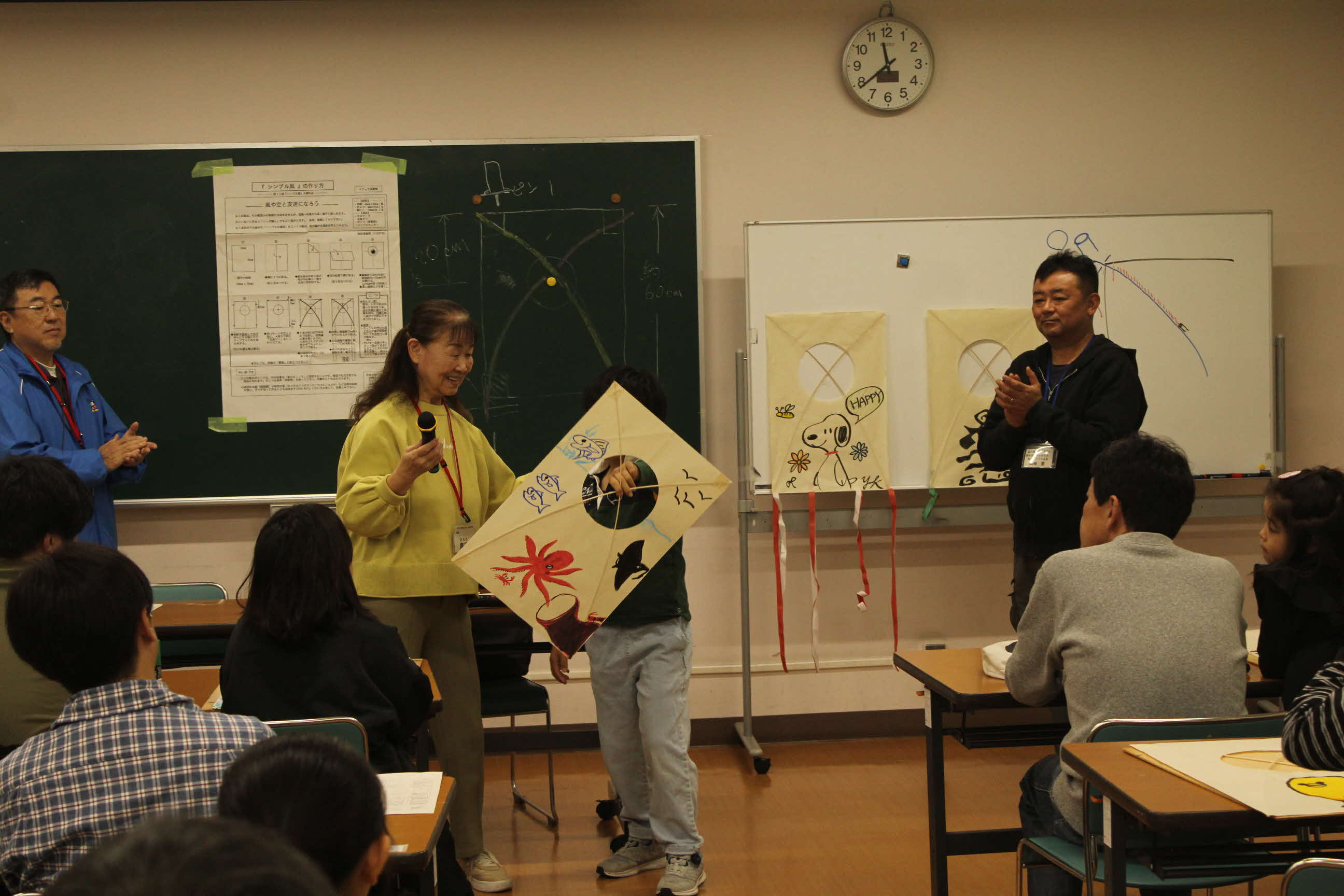 完成したたこを披露している様子