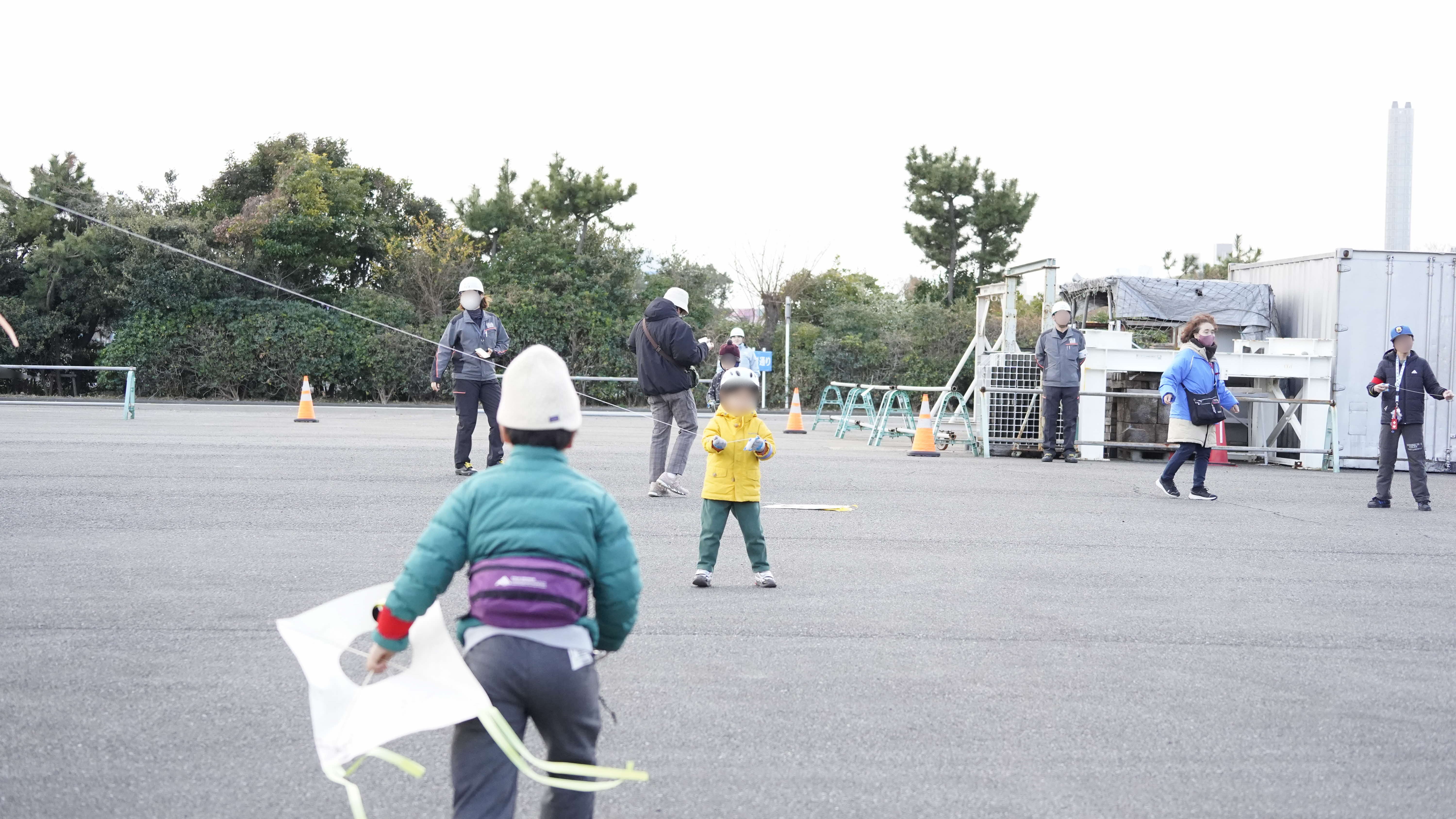 たこをあげようとする子どもの写真
