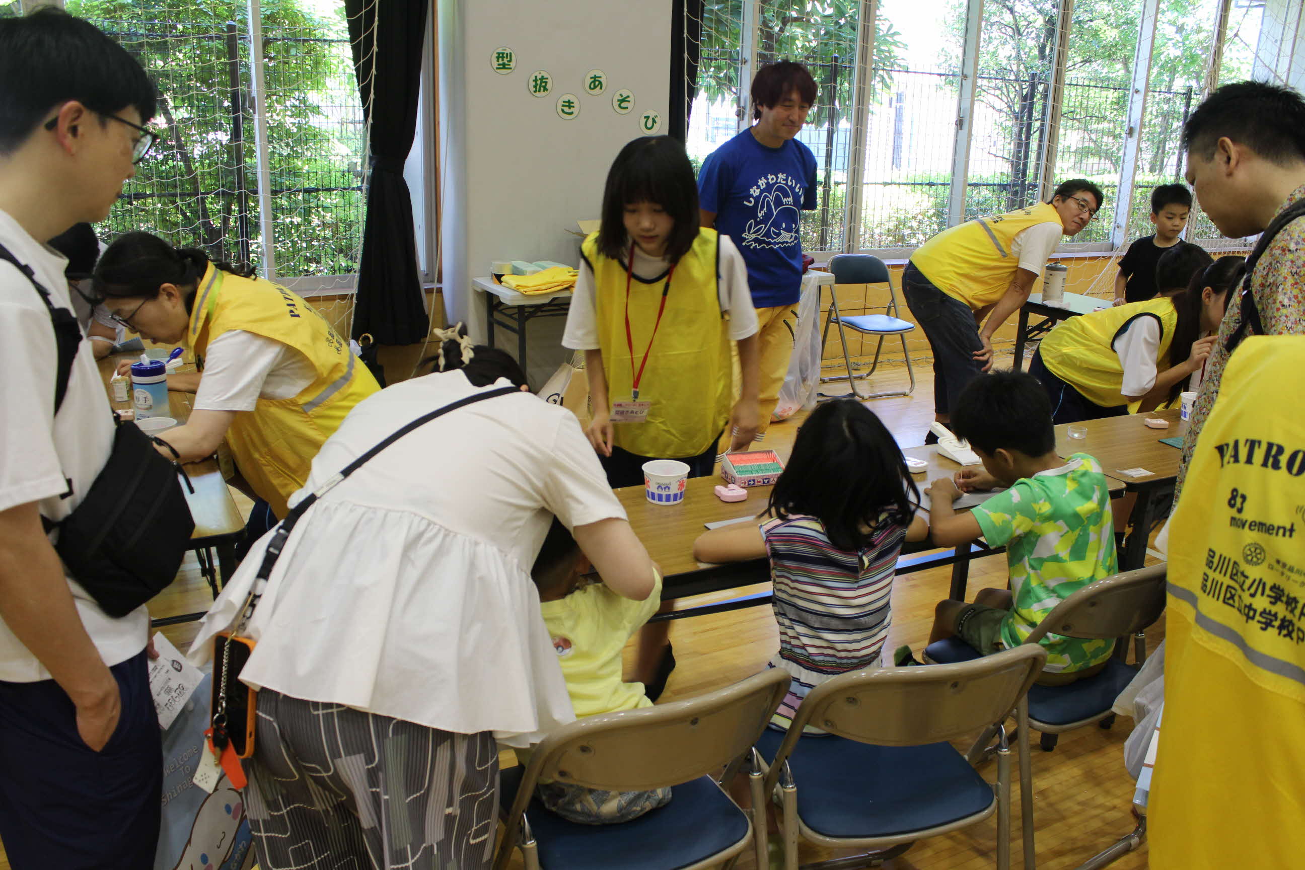 型抜き遊びをする子ども
