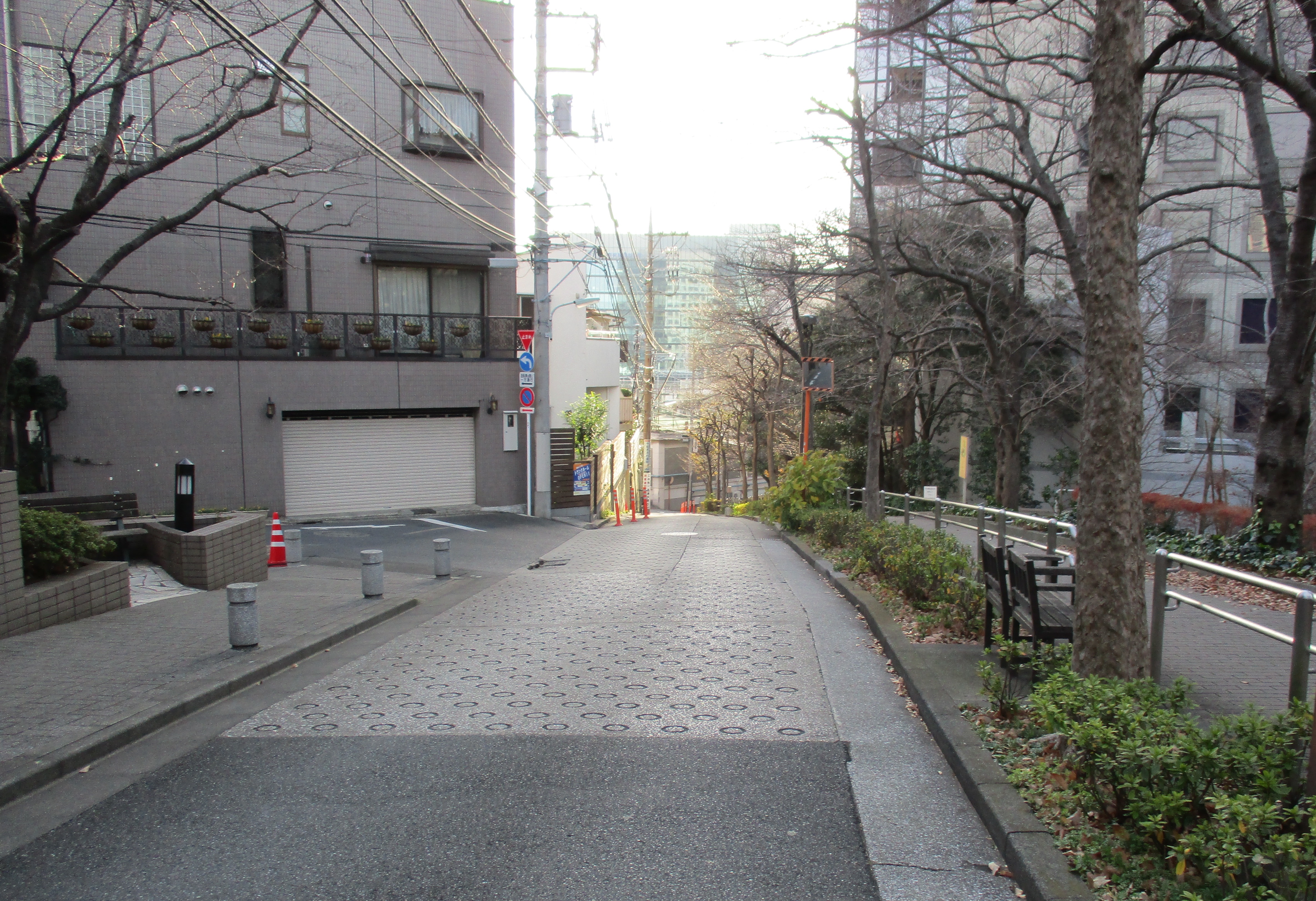 御殿山の坂を上から見た風景