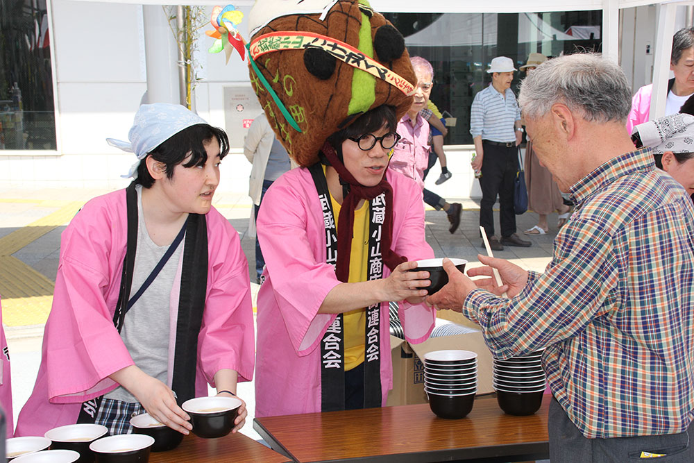 来場者にたけのこ汁を配布