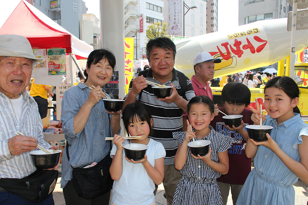 たけのこ汁を楽しむ家族