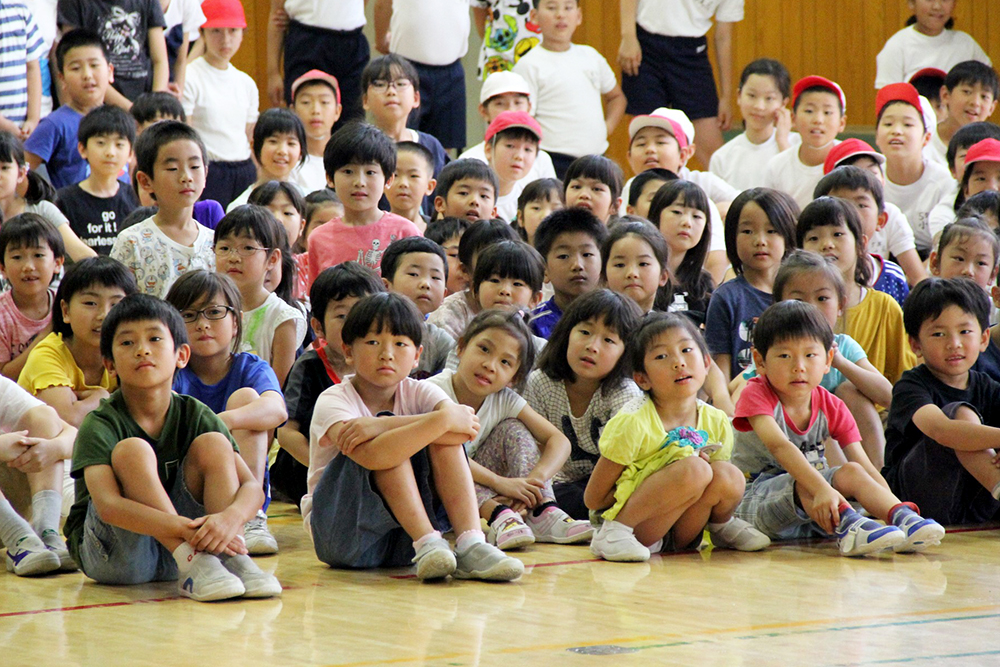 真剣な様子で講師の話を聞く子どもたち