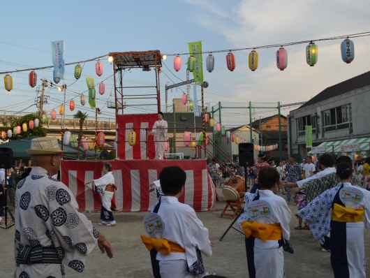 岩本さんの歌に合わせて盆踊り