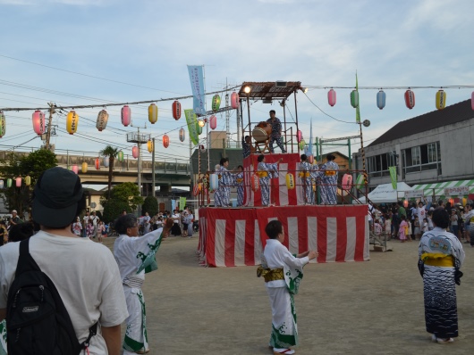 輪になって盆踊り