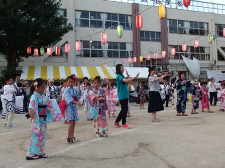 盆踊りをする参加者