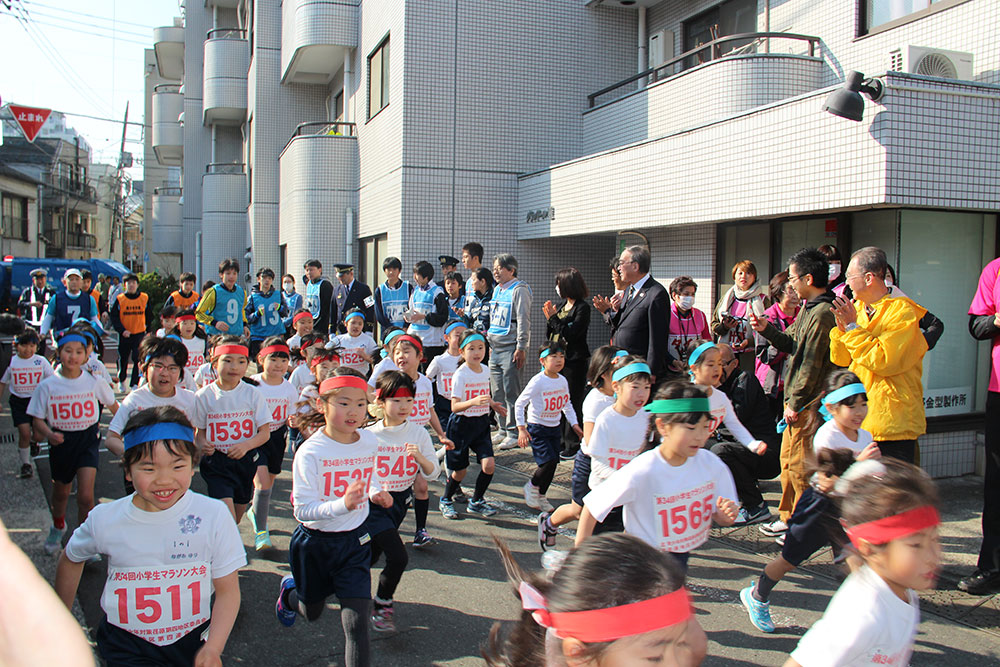 笑顔で走り出す小学生たち