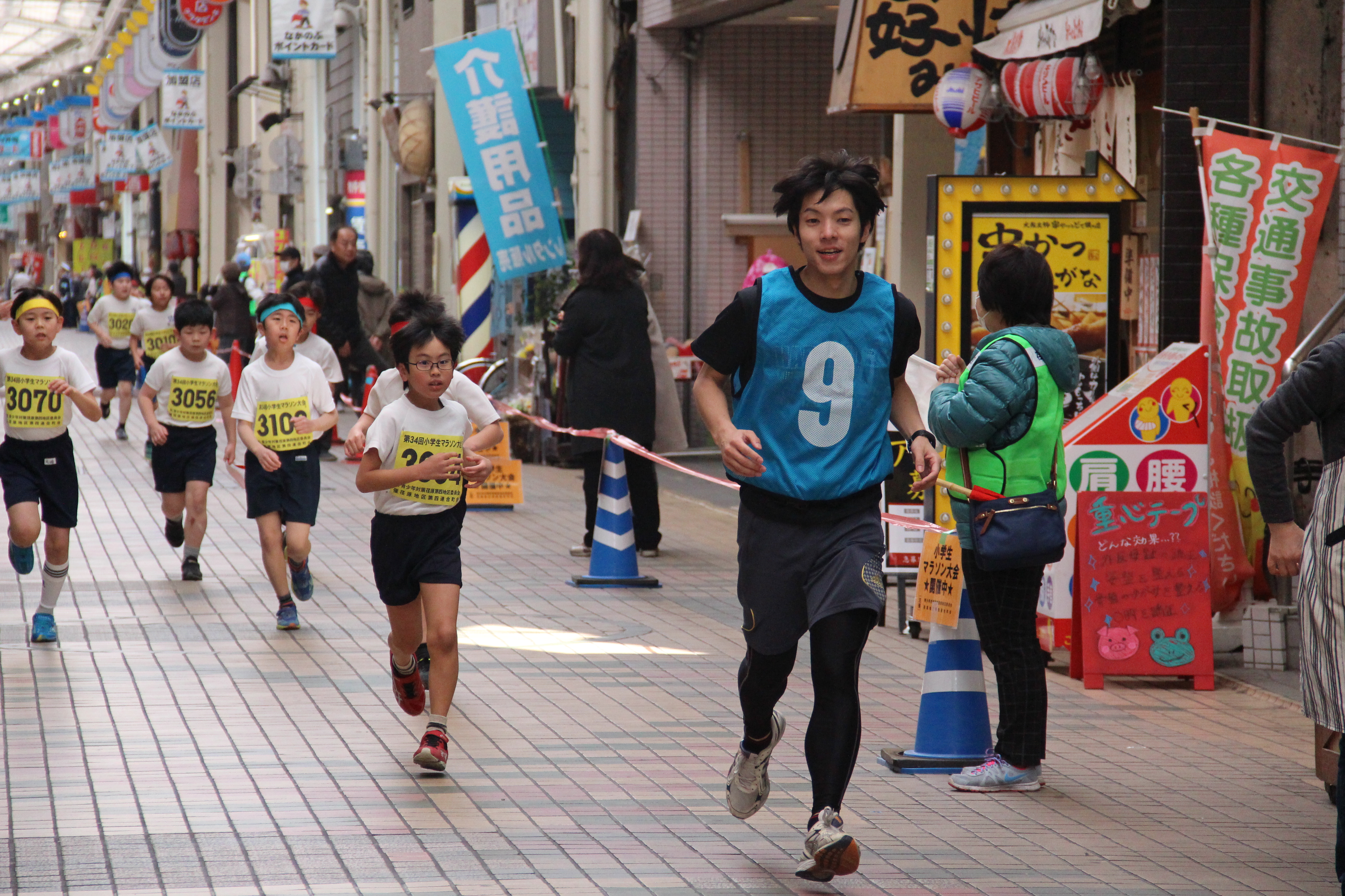 商店街を走る小学生たち