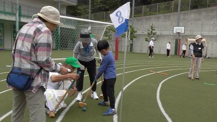 打ち方を教えあう参加者