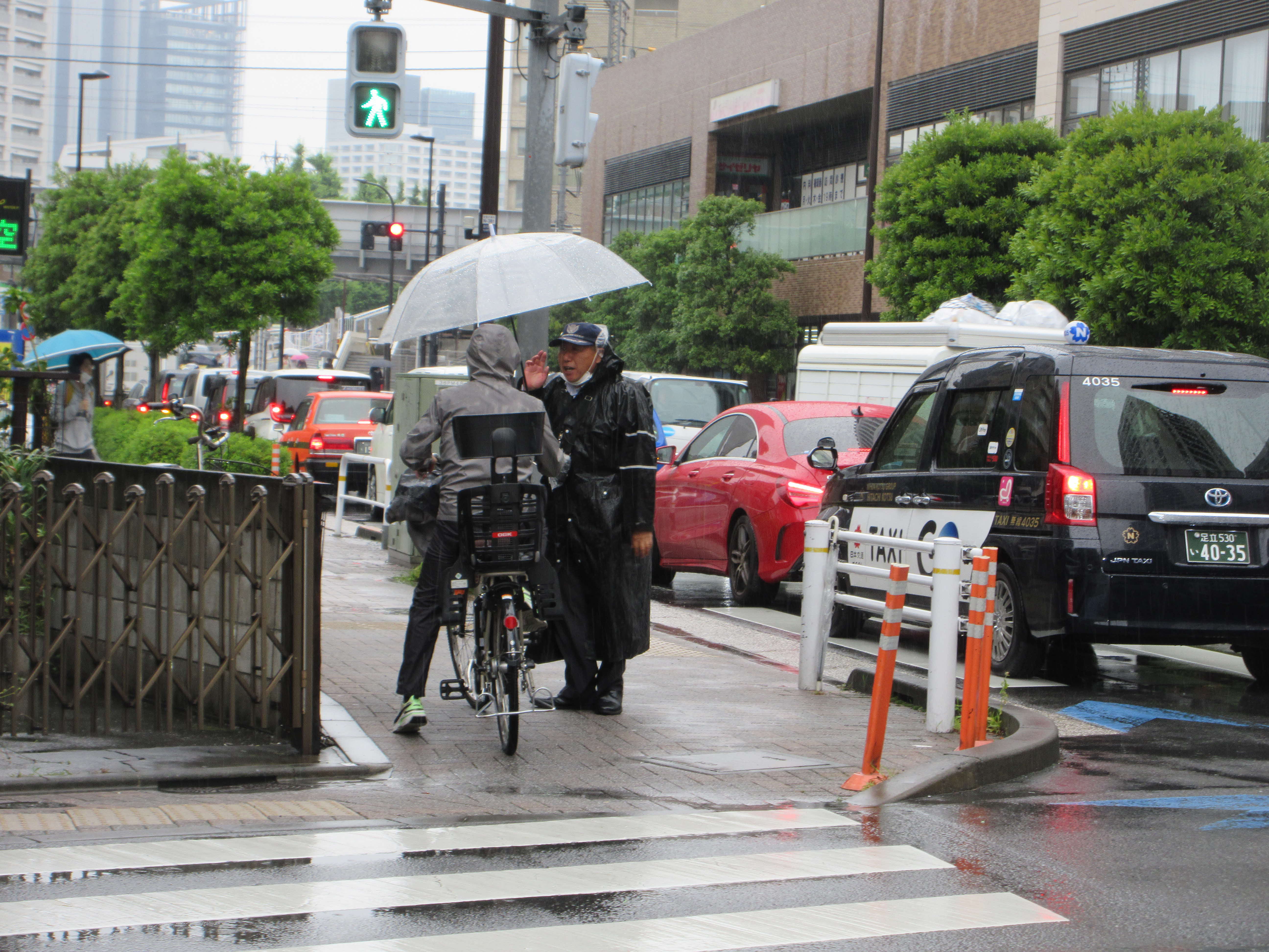 傘さし運転を指導する様子