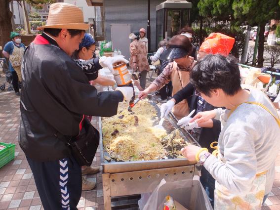 大井一丁目鎧町会焼きそば振る舞い