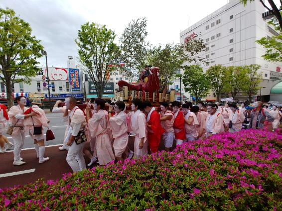 大井町駅前スロープをのぼる天狗神輿