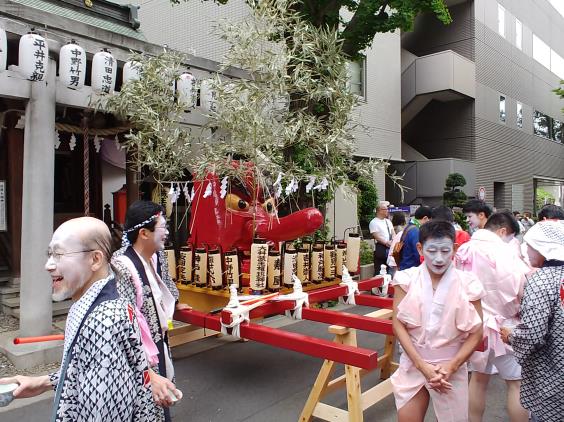 大井権現神社社殿前