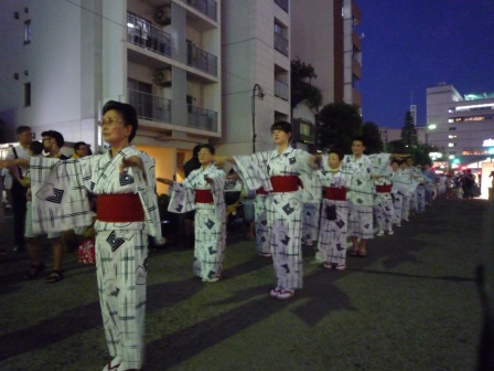 中央通りで踊る