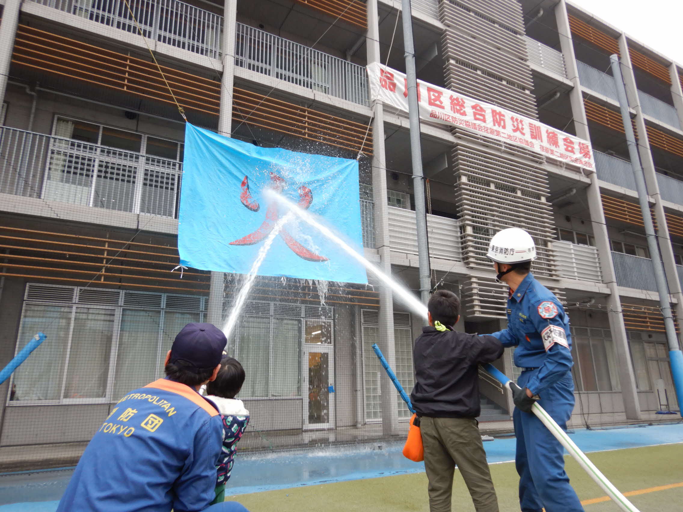 2-スタンドパイプを用いた初期消火訓練